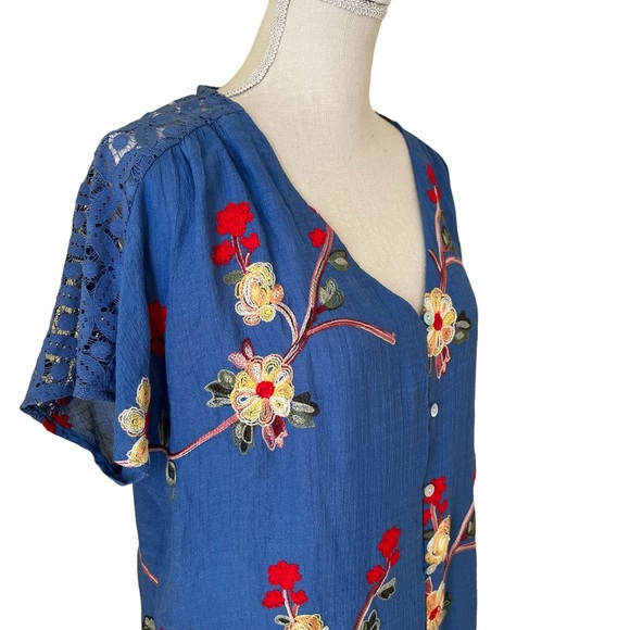 Fig and Flower Blue Blouse with Embroidered Floral Detail 1X - Picture 4 of 10